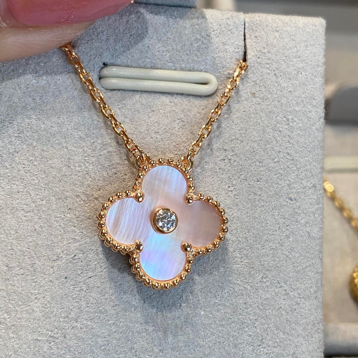 [Hot Sale] Four Leaf Clover Collection Vintage Flower Pendant Necklace With Single Shiny Round Diamond for Women Korean Clavicle Chain Pendant Necklace